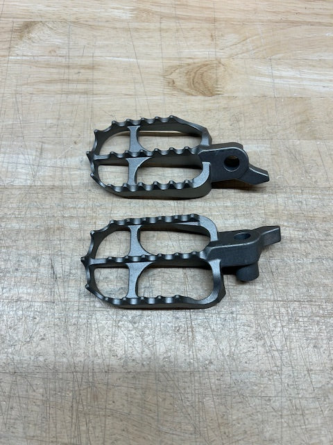 2025 Yamaha YZ250F Footpegs - Brand new take off